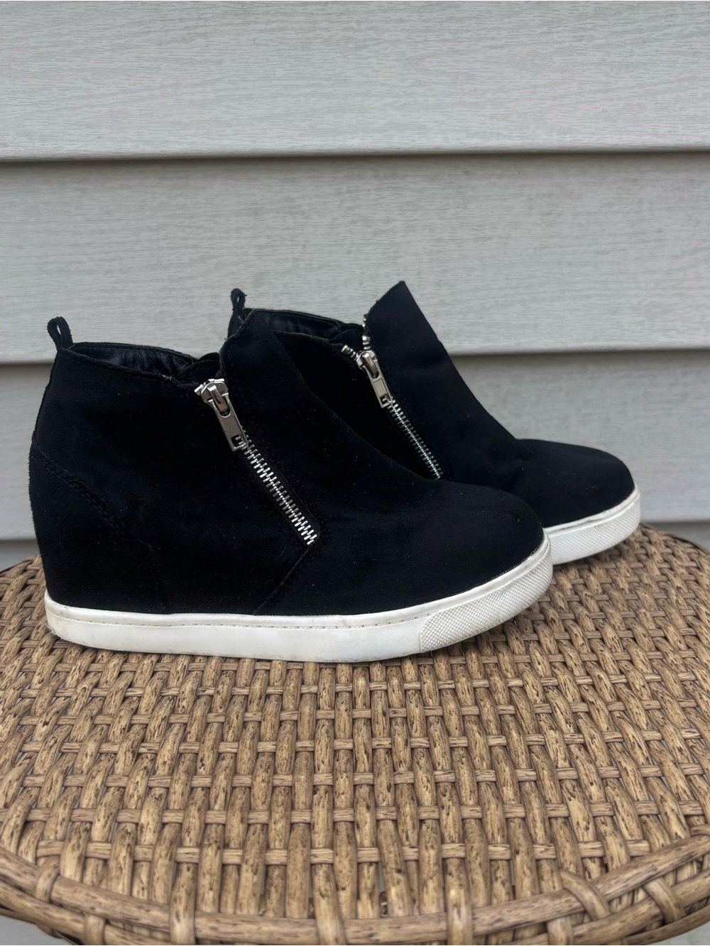 SODA Kids/girls Black Faux Suede Double Zip Wedge Sneakers Booties - Size 4